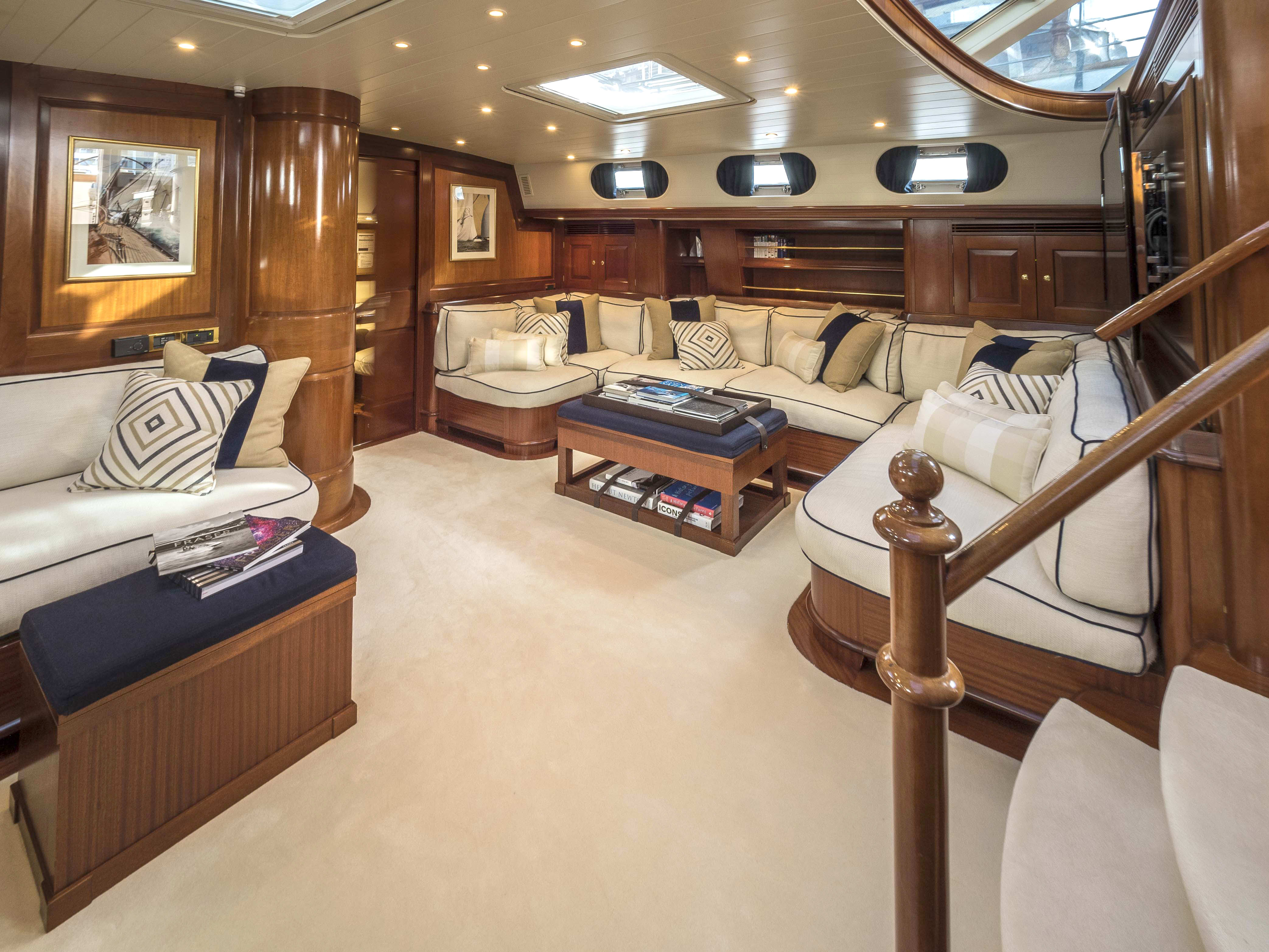 31m sloop sailing yacht Irelanda - main saloon